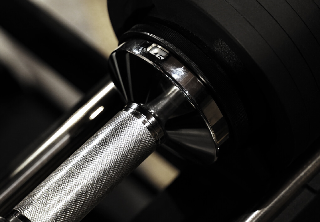 重量プレートは安定感抜群でグラつかない！ハンドルのローレット加工（滑り止め）で、安全にトレーニングが可能！